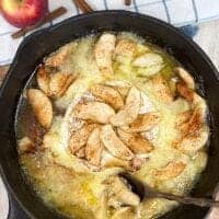 baked apple brie appetizer with cinnamon